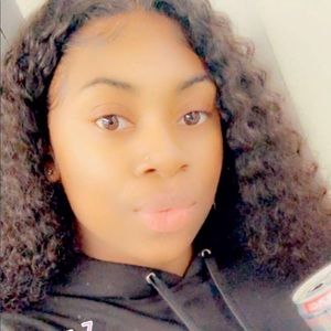 Meet your Posher, Yonna